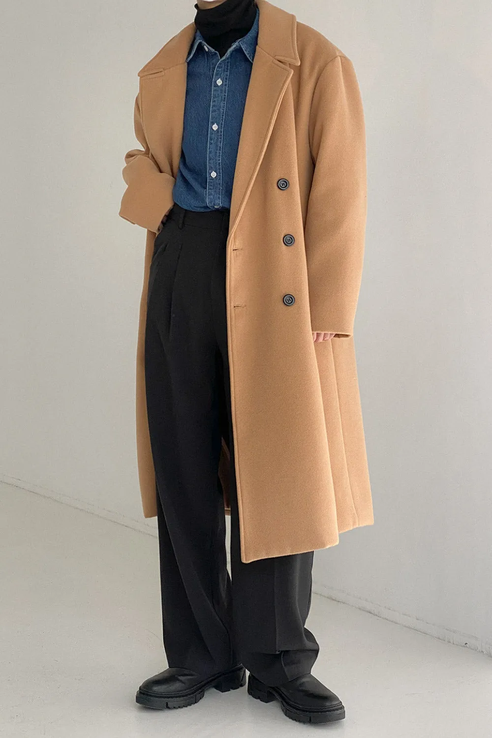 Double-breasted mid-length woolen coat