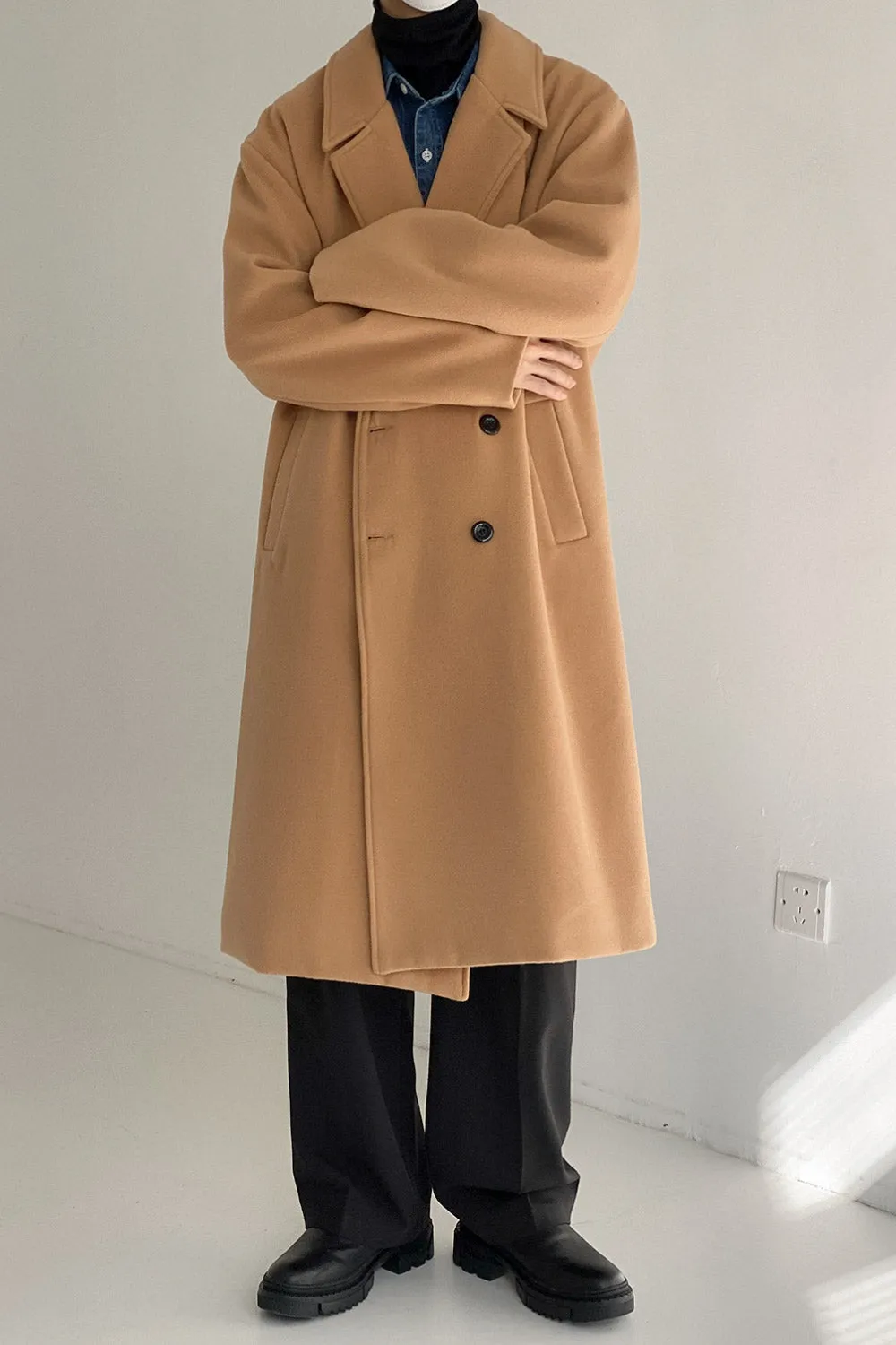 Double-breasted mid-length woolen coat