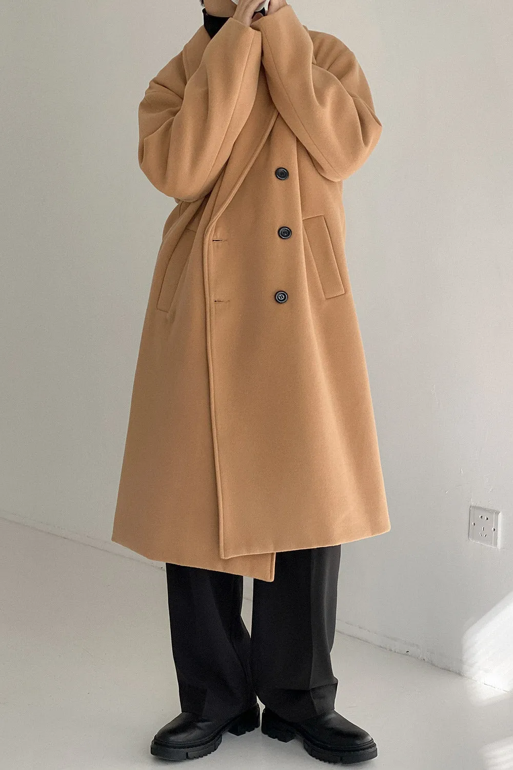 Double-breasted mid-length woolen coat