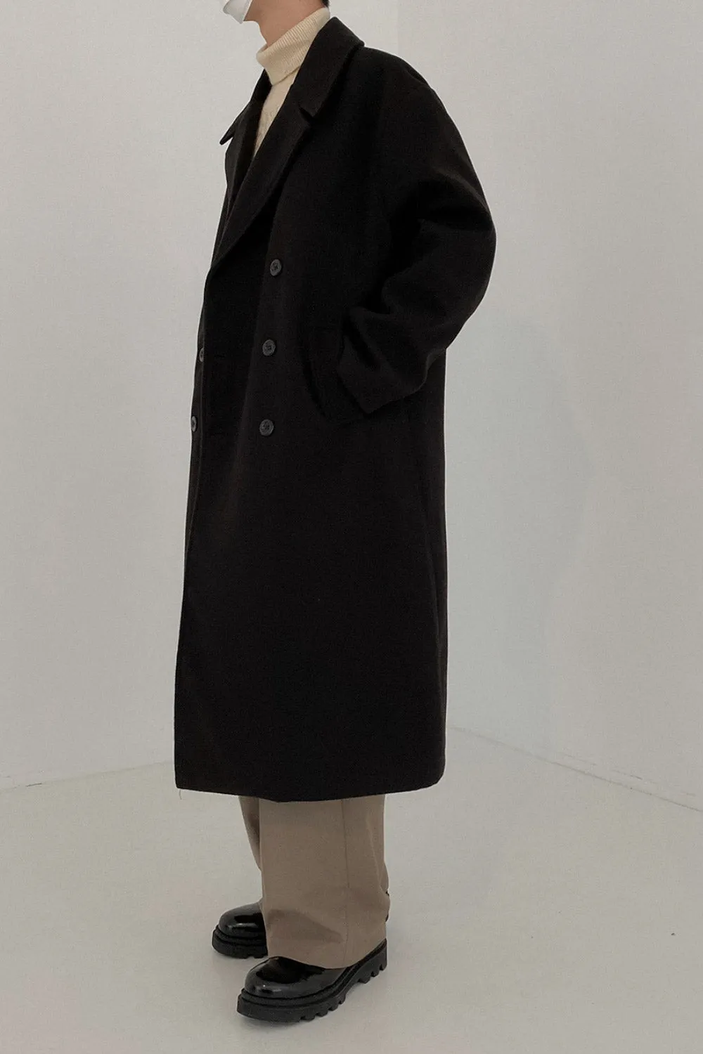 Double-breasted mid-length woolen coat