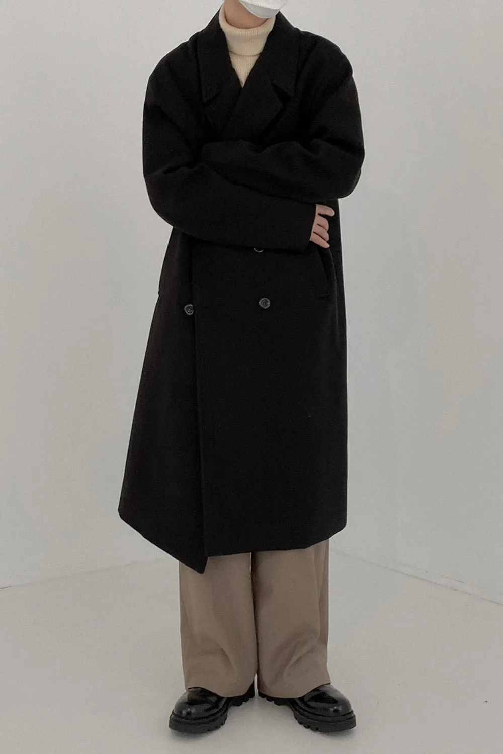 Double-breasted mid-length woolen coat
