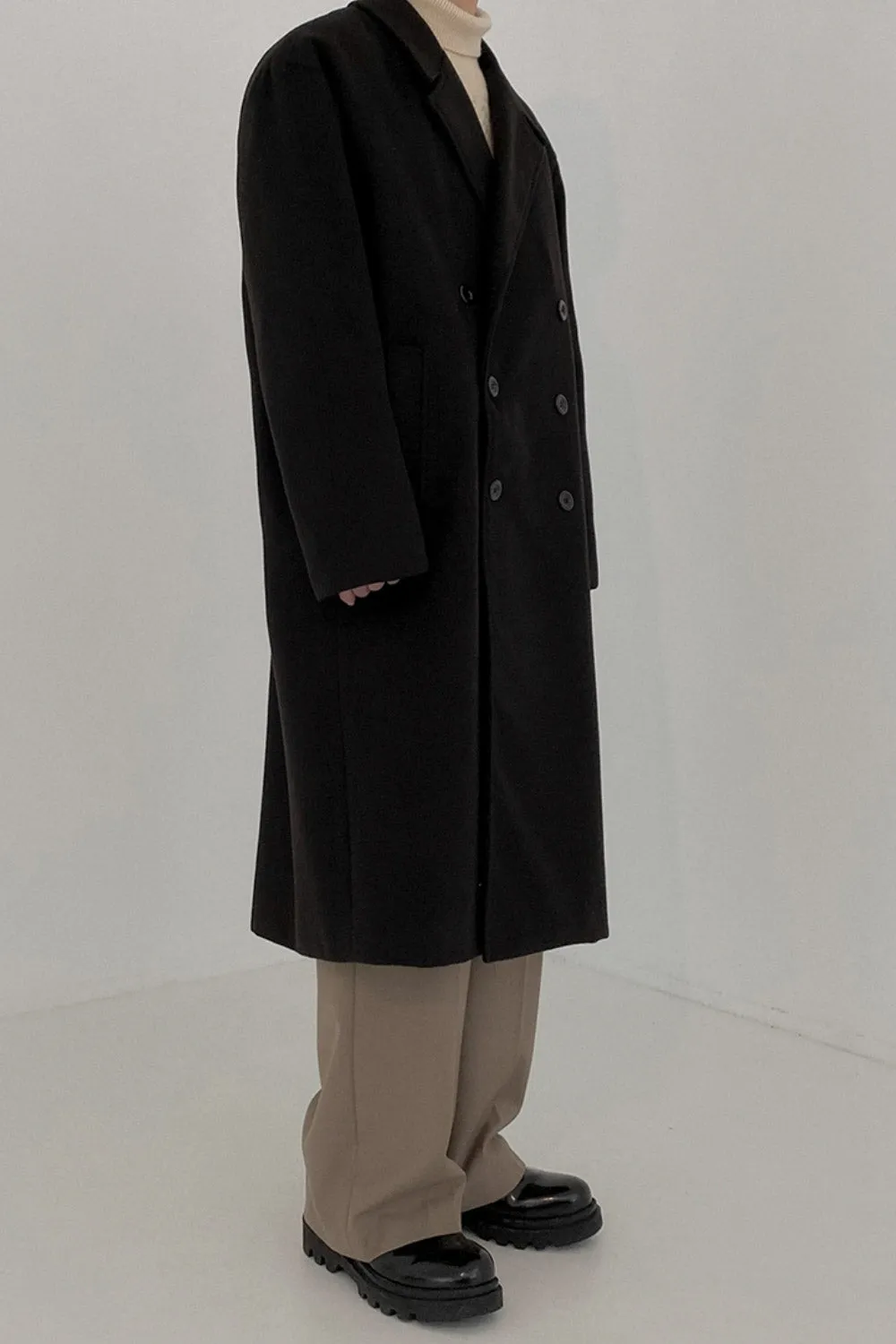 Double-breasted mid-length woolen coat